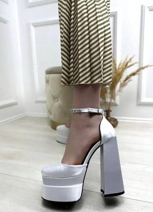 Жіночі чорні туфлі на високих підборах із квадратним носком в стилі versace bratz версаче братц білий колір6 фото