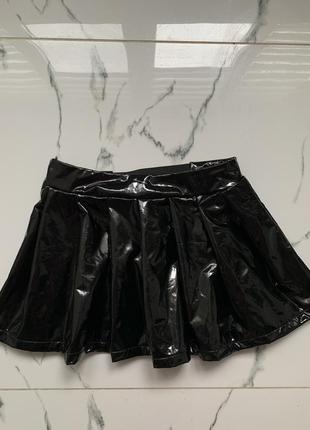 Prettylittlething виниловая винокулловая секси юбка лаковая7 фото