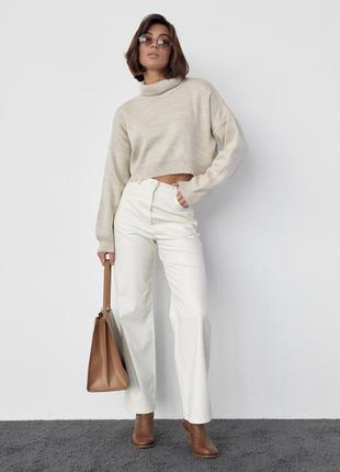 Укороченная женская водолазка oversize фасона