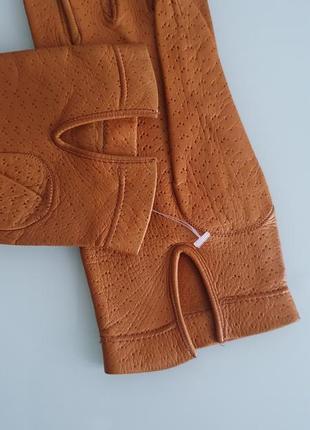Кожаные перчатки рыжего цвета, перфорированная кожа.4 фото