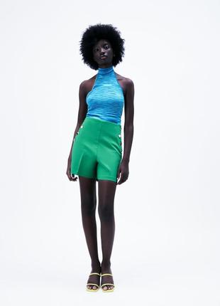 Зеленые шорты с золотыми пуговицами на высокой талии zara
