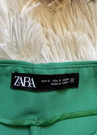 Зеленые шорты с золотыми пуговицами на высокой талии zara6 фото