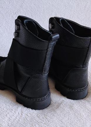 Черные женские ботинки натуральная кожа и замша на небольшом каблуке4 фото