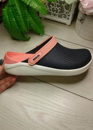 Кроксы женские синие с коралловой пяткой crocs lite ride сабо кроксы crocs literide™ clog navy/melon2 фото