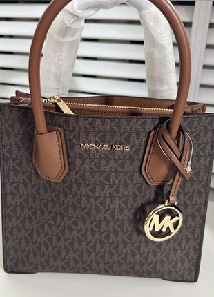 Коричнева сумка mercer medium brown logo michael kors2 фото