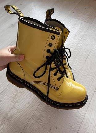 Dr. martens жовті лакові черевики на шнурівці