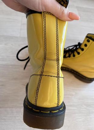 Dr. martens желтые лаковые ботинки на шнуровке5 фото