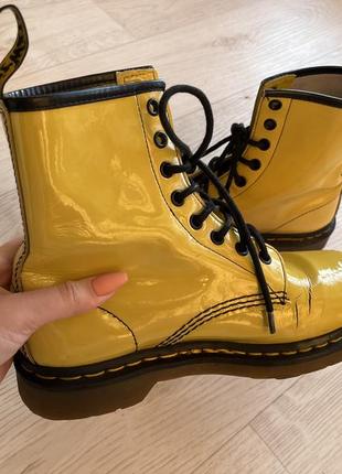 Dr. martens желтые лаковые ботинки на шнуровке6 фото