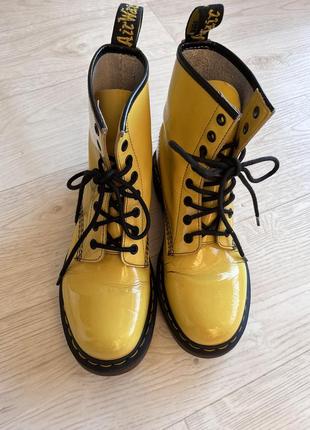 Dr. martens желтые лаковые ботинки на шнуровке7 фото