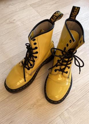 Dr. martens желтые лаковые ботинки на шнуровке8 фото