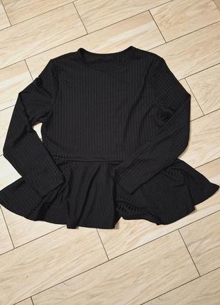 Черная кофта свитер внизу с валаном