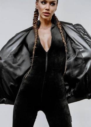 Модний жіночий комбінезон велюровий приталений флісовий на блискавці з довгим рукавом, чорного кольору демісезонний10 фото