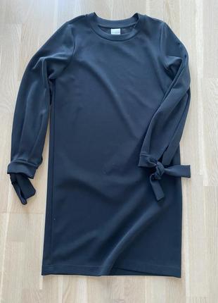 Черное платье из плотной ткани на