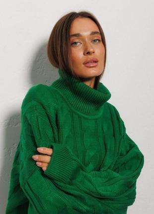 Жіночий в'язаний светр світло-зелений із великими косами modna kazka mkar200251-35 фото