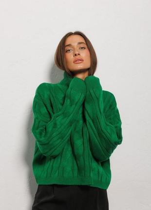 Жіночий в'язаний светр світло-зелений із великими косами modna kazka mkar200251-33 фото