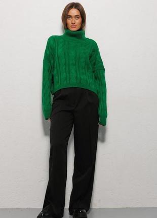 Жіночий в'язаний светр світло-зелений із великими косами modna kazka mkar200251-39 фото