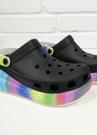 Crocs classic crush spray dye clog
black/multi1 фото