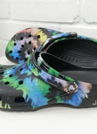 Кроксы клоги сабо оригинал crocs classic tie dye graphic clog
multi black/black