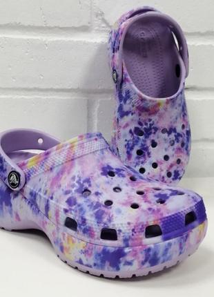 Клоги на платформе танкетке crocs classic platform tie dye, оригинал