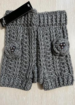 Рукавички в наявності.