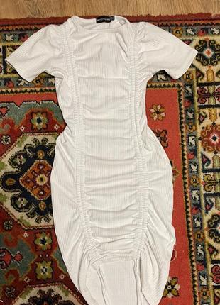 Белое облегающее платье в рубчик с короткими рукавами и сборками спереди prettylittlething размер 385 фото
