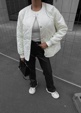 Стьобана куртка на кнопках курточка вільного крою рукава на манжетах стильна тепла трендова базова плащівка на силіконі чорна біла бомбер3 фото