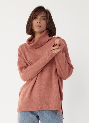 Женский свитер oversize с разрезами по бокам