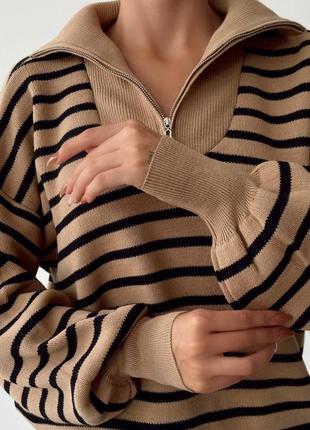 Теплый акриловый свитер свободного кроя оверсайз в полоску с воротничком на замочке2 фото