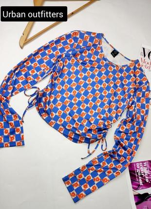 Водолазка жіноча коротка кроптоп на завязках по бокам синього кольору в принт від бренду urban outfitters s m