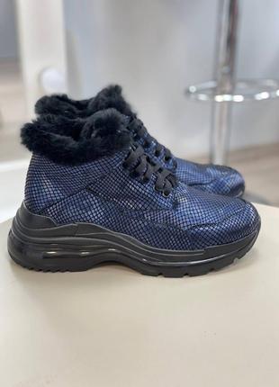 Спортивные ботинки кожаные демисезонные, зимние на черной подошве