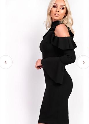 Великолепное черное платье платье с открытыми плечами