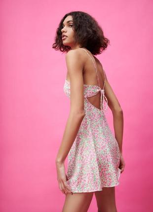 Zara цветочное платье мини с открытой спинкой вискоза розовая барби