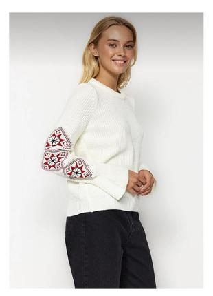 Теплый вязаный свитер с вышивкой3 фото