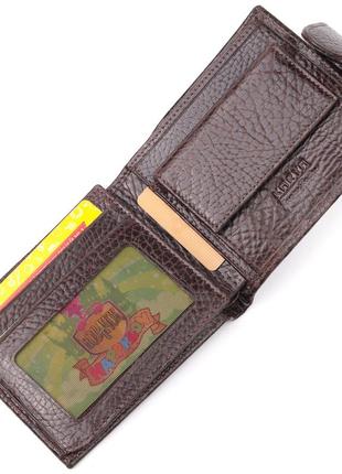 Вместительный мужской кошелек с хлястиком из натуральной кожи karya 21078 коричневый4 фото