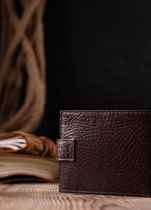 Вместительный мужской кошелек с хлястиком из натуральной кожи karya 21078 коричневый8 фото