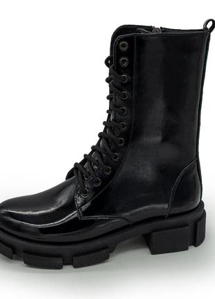 Зимние черные лаковые женские ботинки в dr. martens на платформе - 0022 40. размеры в наличии: 40, 41.1 фото