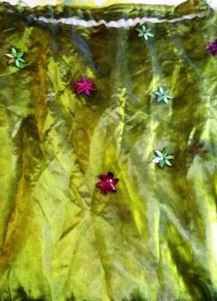 Тюль зеленого цвета, полу прозрачная, вышитые цветы