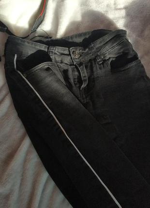 Чёрные джинсы с полоской сбоку3 фото