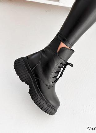 Чорні натуральні шкіряні зимові черевики на шнурках шнурівці товстій ребристій підошві шкіра зима10 фото
