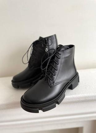 Лаконичные черные ботинки из натуральной кожи, спереди на шнуровке, сбоку на замке