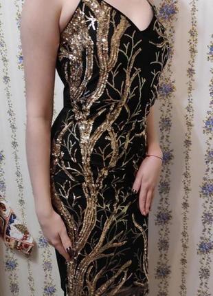 Чудесное платье с вышивкой золотистыми пайетками