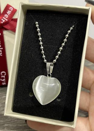 Подарунок дівчині - натуральний камінь улексіт сіре котяче око кулон у формі сердечка на ланцюжку в коробочці1 фото