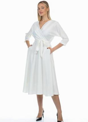 Атласне біле плаття