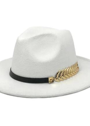 Стильная  фетровая шляпа федора с пером белый 56-58р (934)