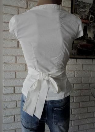 Актуальная белая блуза на запах8 фото