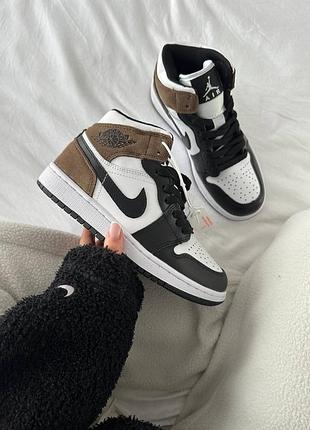 Зимові жіночі кросівки nike air jordan 1 retro winter white black brown білого з чорним та коричневим кольорів з хутром