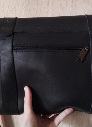 Черная кожаная мужская сумка через плечо3 фото