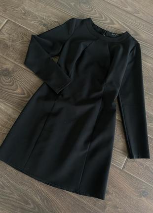 Черное прямое платье с вырезом на спинке