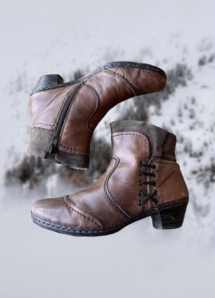 Зимові шкіряні чоботи  ботильйони rieker оригінальні коричневі на підборах  з хутром