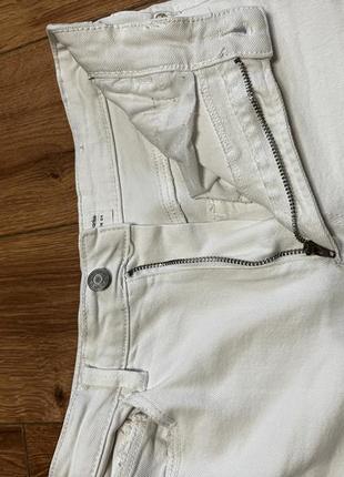 Зауженные однотонные белые джинсы6 фото